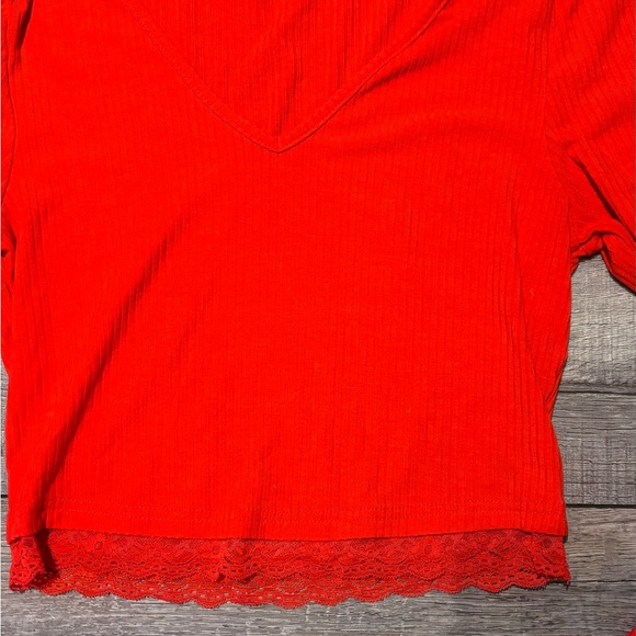 Red cropped long sleeve with lace - Picture 2 of 5